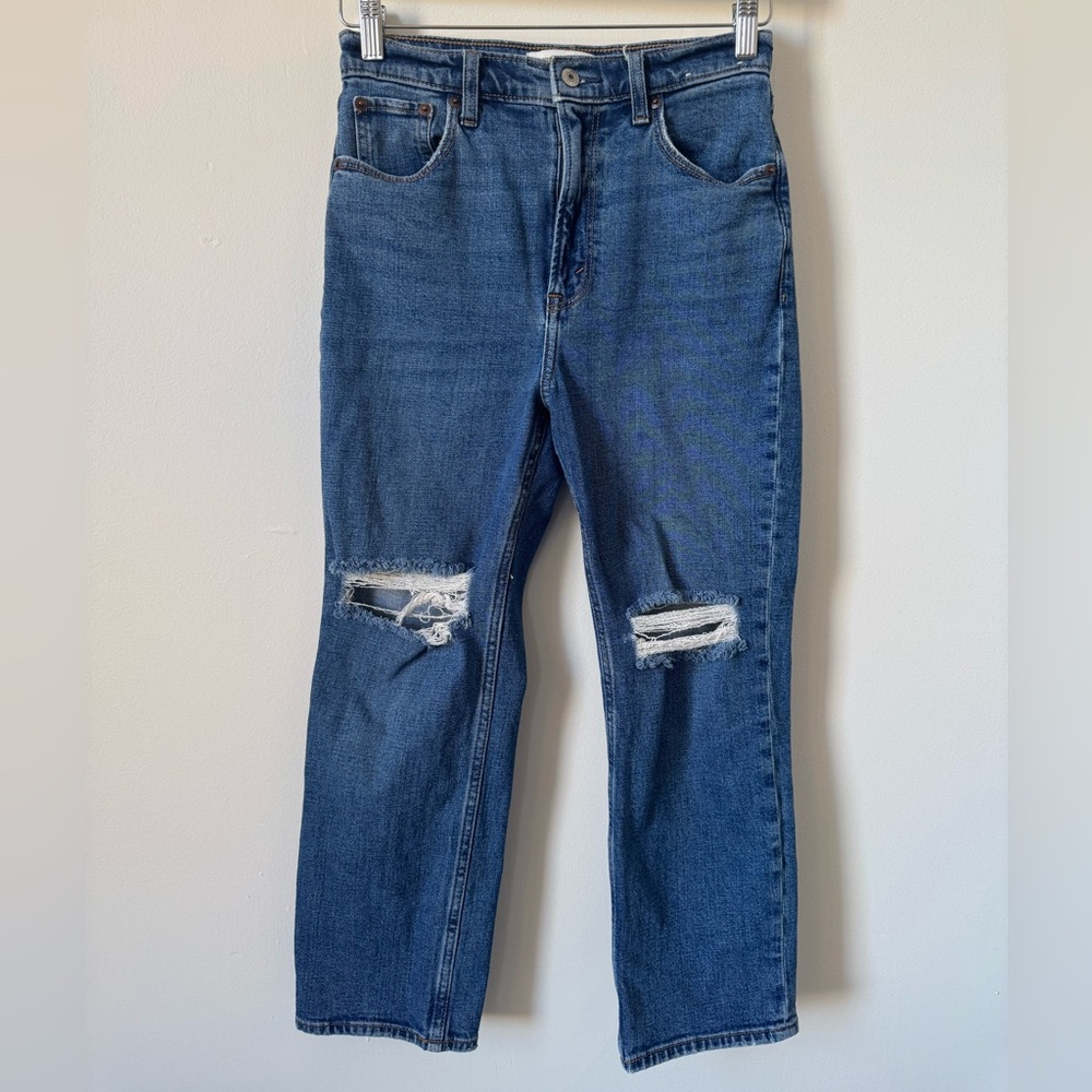 EXTRA SHORT - Abercrombie & Fitch Distressed Ultra High Rise Ankle Straight Jean